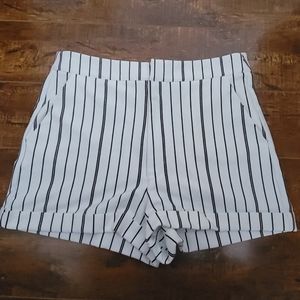 Women Shorts White  Size 5-6